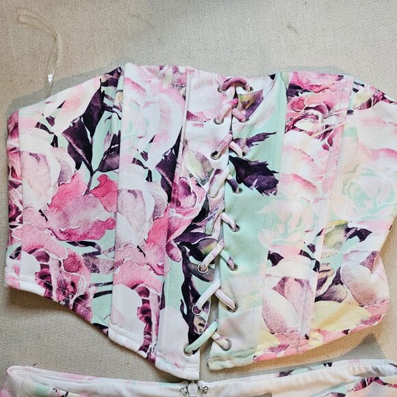 Outcast Exclusives Mini Skirt & Corset Top Size : M & L - Picture 2 of 9